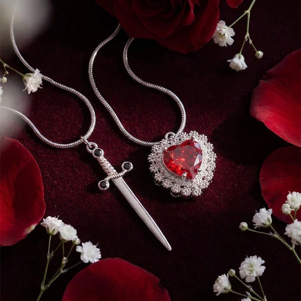 Collar corazón y espada con pétalos de rosa